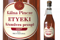 Forgalomba ker&uuml;ltek saj&aacute;t k&eacute;sz&iacute;t&eacute;sű, k&eacute;zműves pezsgőink!
